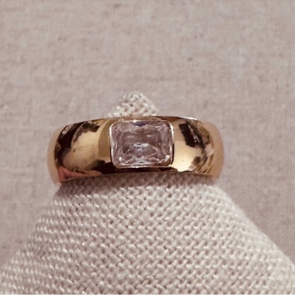 Ellie Vail | Ring | Donut Band with Center Stone - Picture 2 of 13